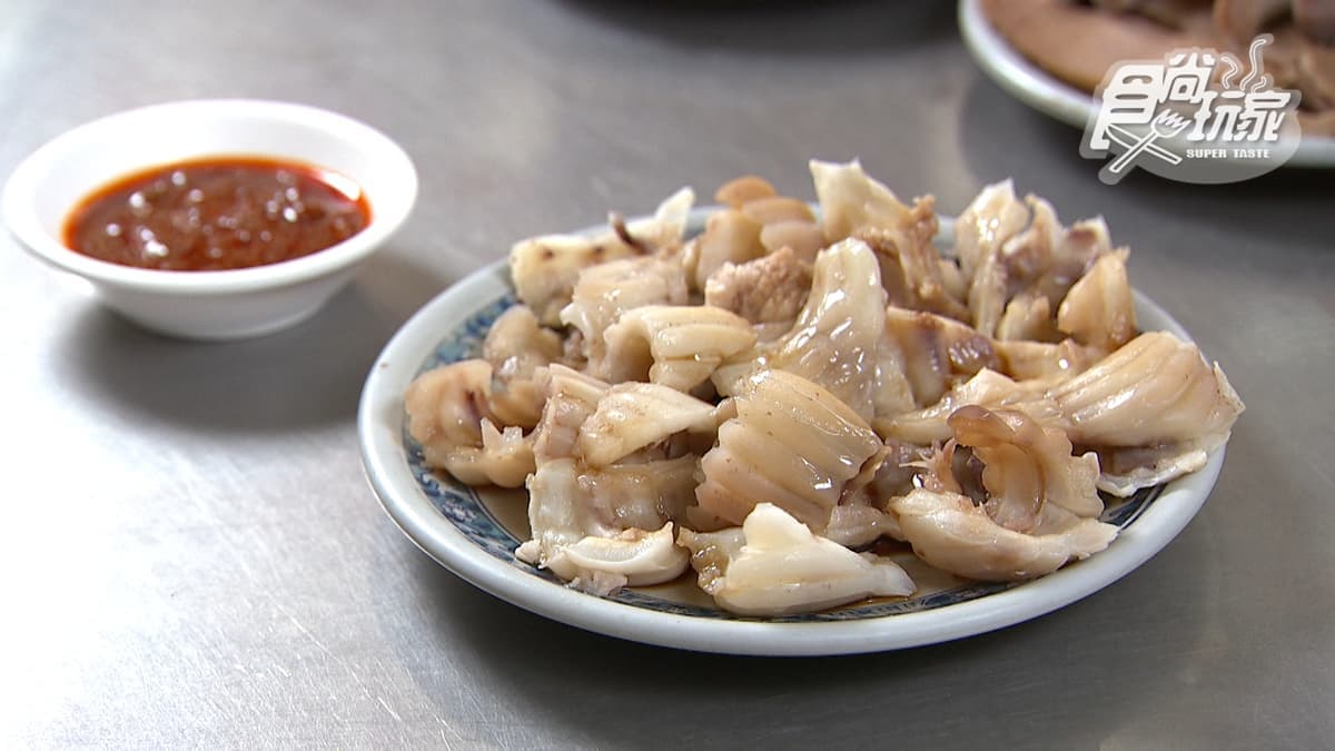 豬牙齦切盤有豐富Q勁，沒什麼味道，建議蘸醬吃起來比較香醇。