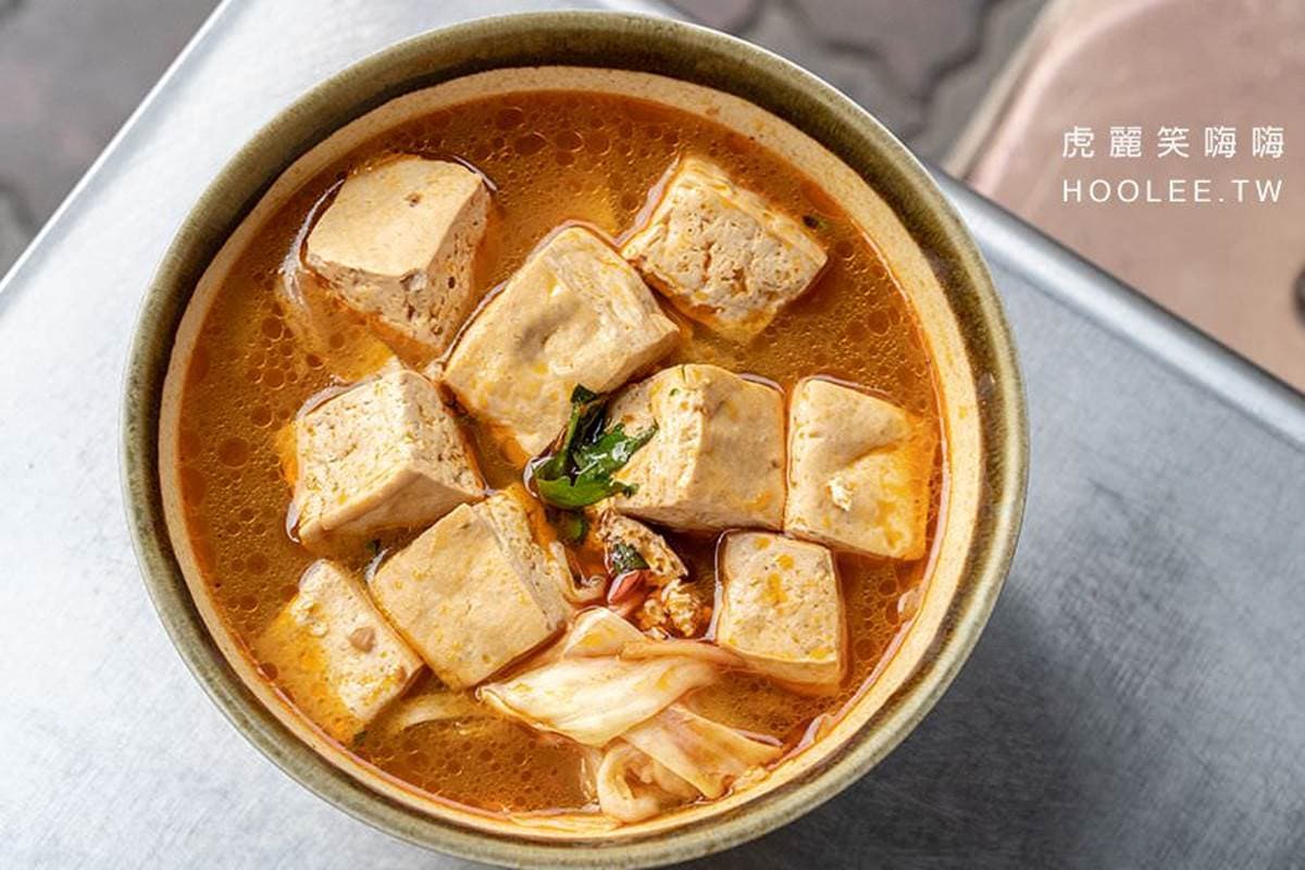 飄香15年！高雄隱藏版素食激推「噴汁臭豆腐蓋麵」．辣豆瓣湯頭鹹甜超唰嘴