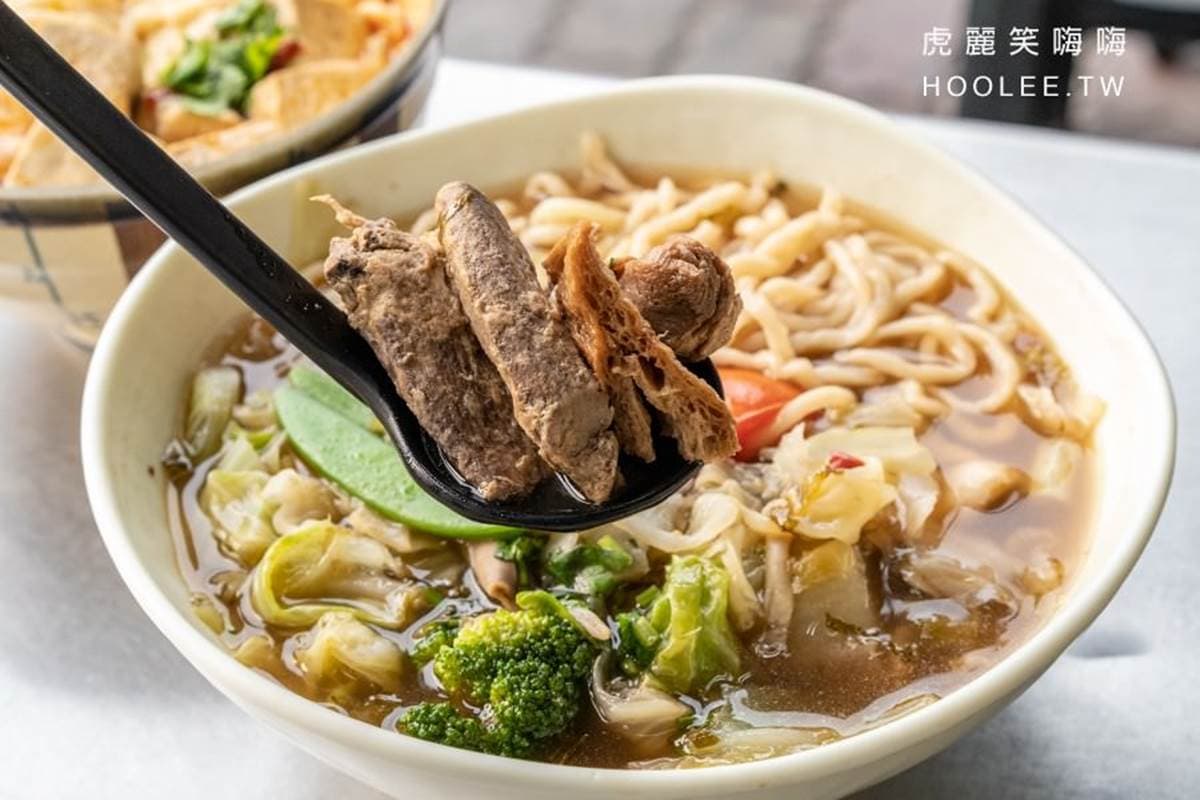 飄香15年！高雄隱藏版素食激推「噴汁臭豆腐蓋麵」．辣豆瓣湯頭鹹甜超唰嘴