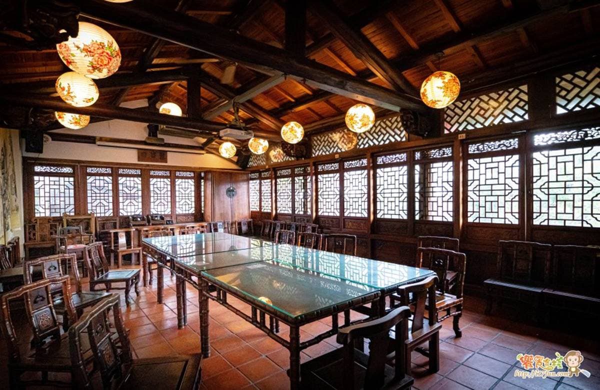 打卡台版小蘇杭！嘉義「景觀餐廳」美拍宮廷風裝潢，坐窗邊還能餵食鯉魚