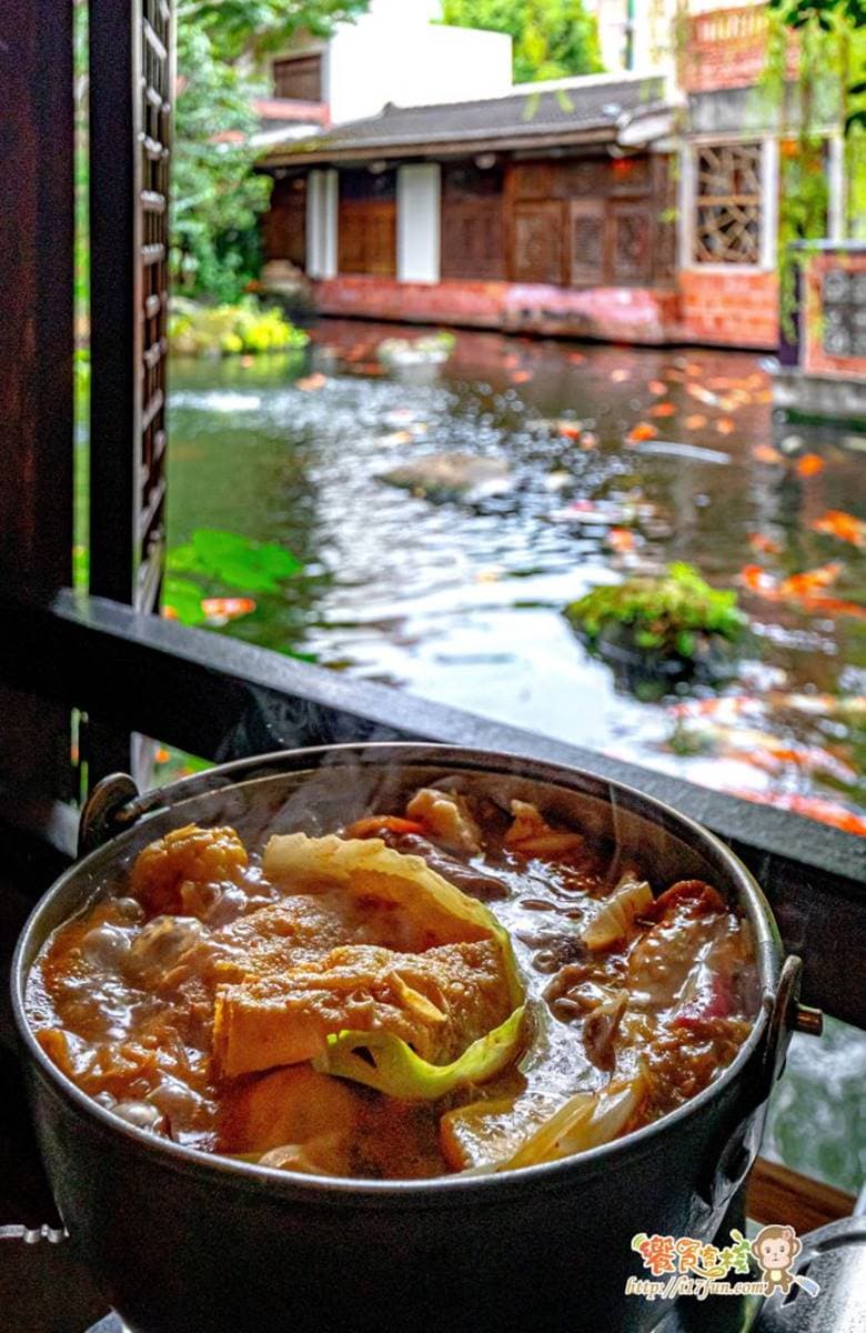打卡台版小蘇杭！嘉義「景觀餐廳」美拍宮廷風裝潢，坐窗邊還能餵食鯉魚