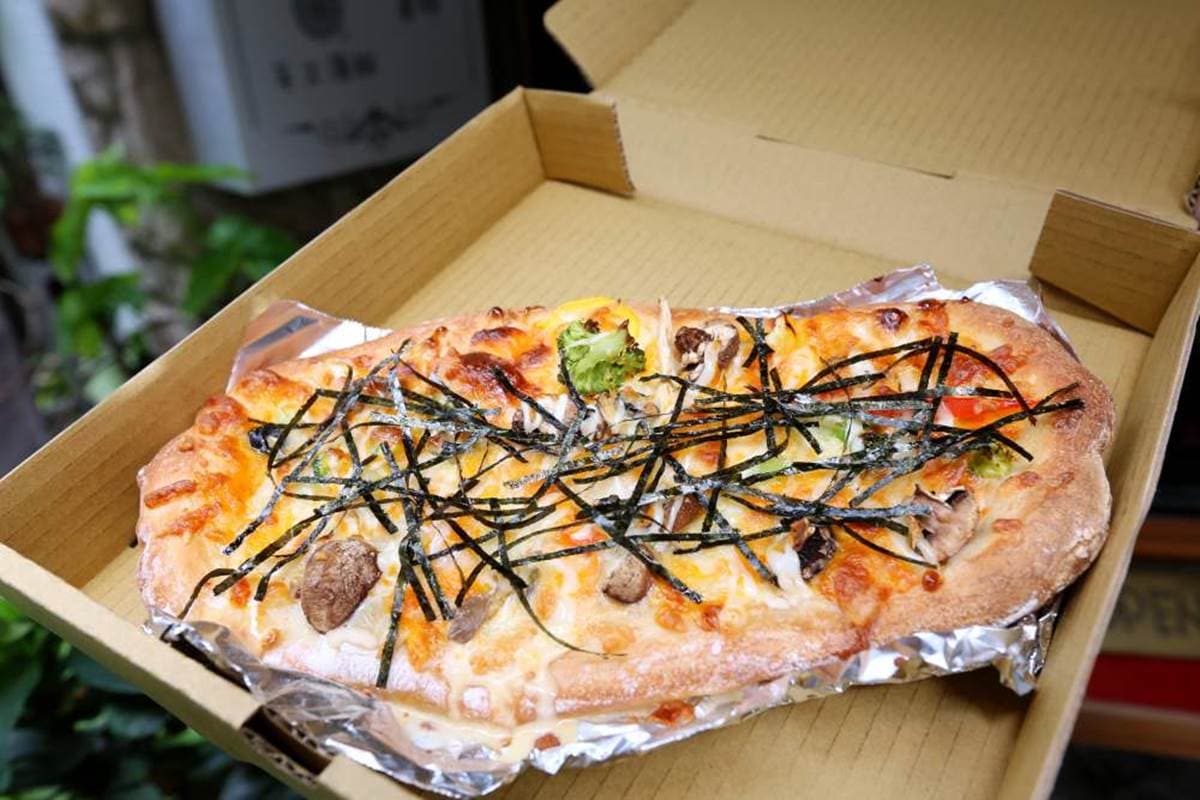 全台唯一！台中｢手工披薩」用熟成麵團愈嚼愈香，必嘗獨家胡麻皮蛋口味 