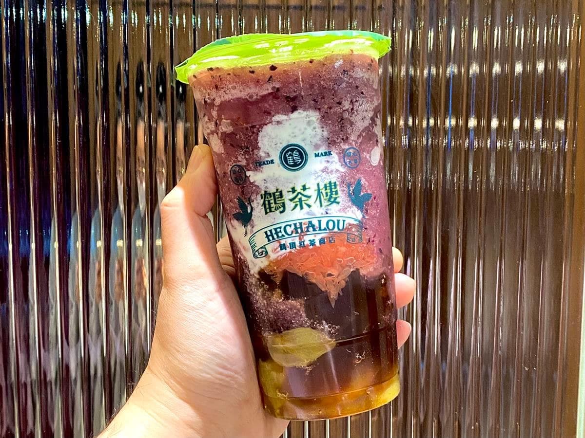 加1元多1杯!鶴茶樓推「葡萄甘露」塞滿22顆巨峰葡萄,還有Q彈紅茶凍 加1元多1杯!鶴茶樓推「葡萄甘露」塞滿22顆巨峰葡萄,還有Q彈紅茶凍