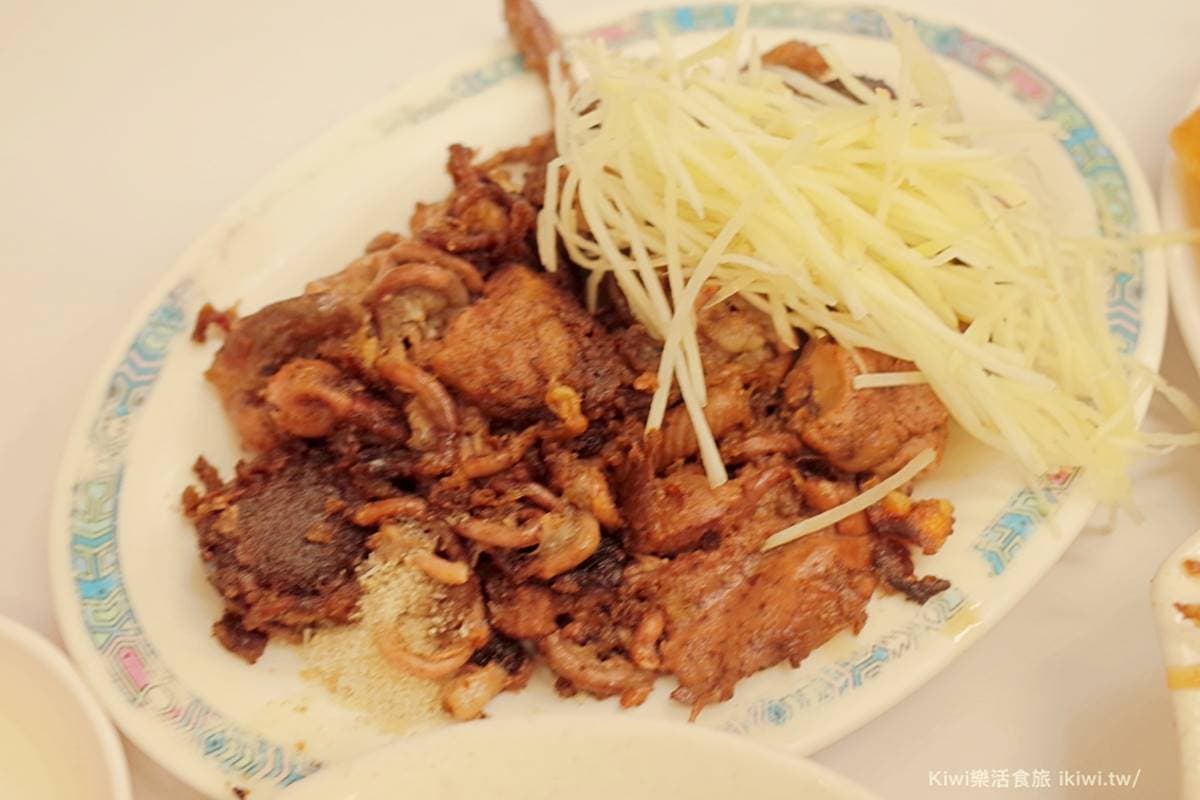 台南70年不敗早餐！「虱目魚鹹粥」湯頭超鮮甜，小菜必搭限時限量煎魚腸