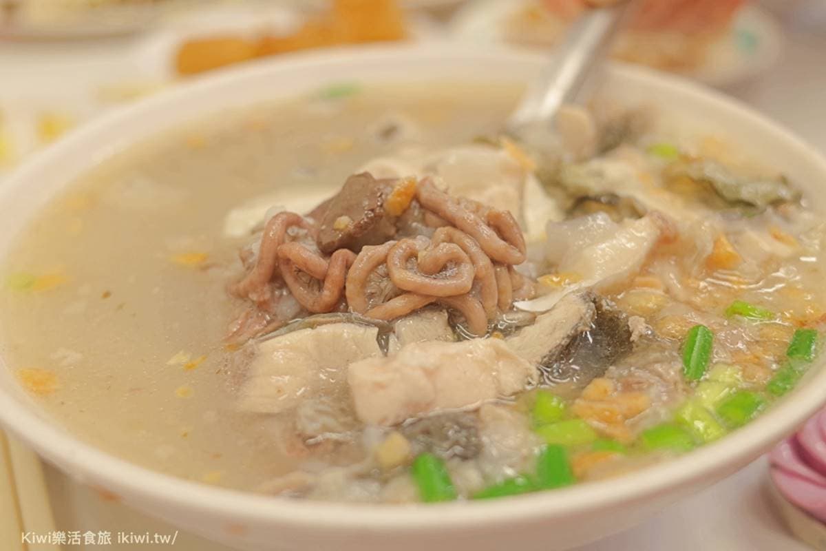 台南70年不敗早餐！「虱目魚鹹粥」湯頭超鮮甜，小菜必搭限時限量煎魚腸