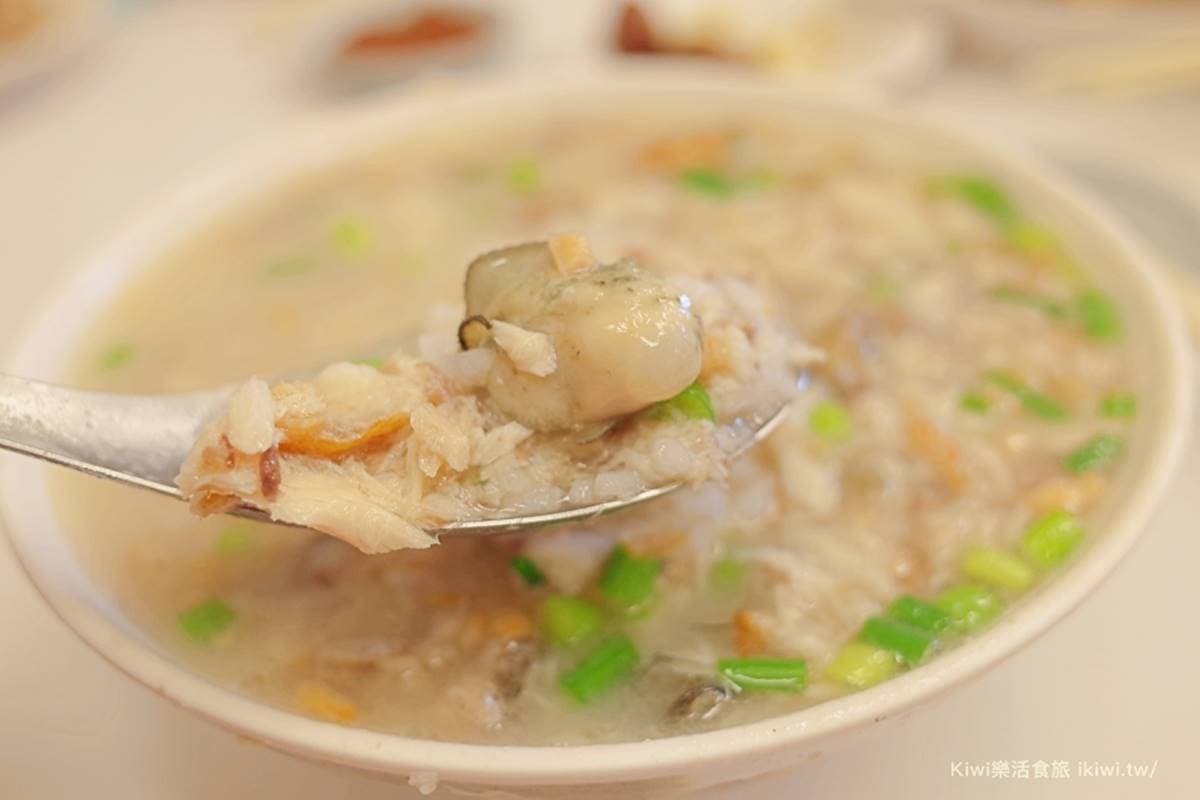 台南70年不敗早餐！「虱目魚鹹粥」湯頭超鮮甜，小菜必搭限時限量煎魚腸