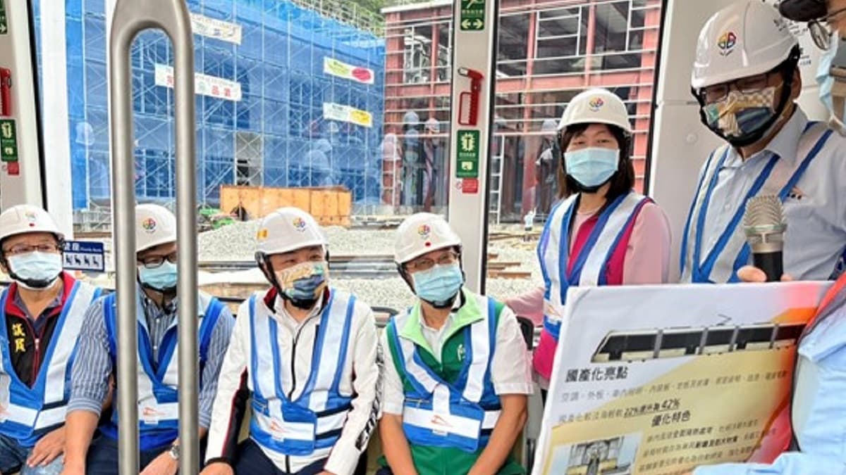 安坑輕軌首列車登「廠」明年上線動態測試 安坑輕軌首列車登「廠」明年上線動態測試