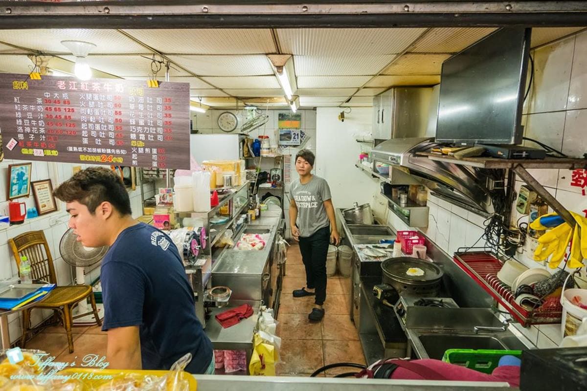 高雄60年老店！古早味「紅茶牛奶」24小時喝得到，火腿蛋吐司加乳瑪琳更對味