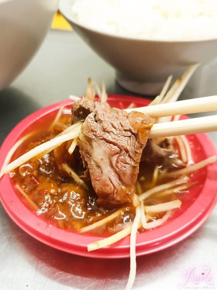 台南宵夜首選！「超人氣牛肉湯」大骨慢熬８小時，溫體牛搭豆瓣醬更對味