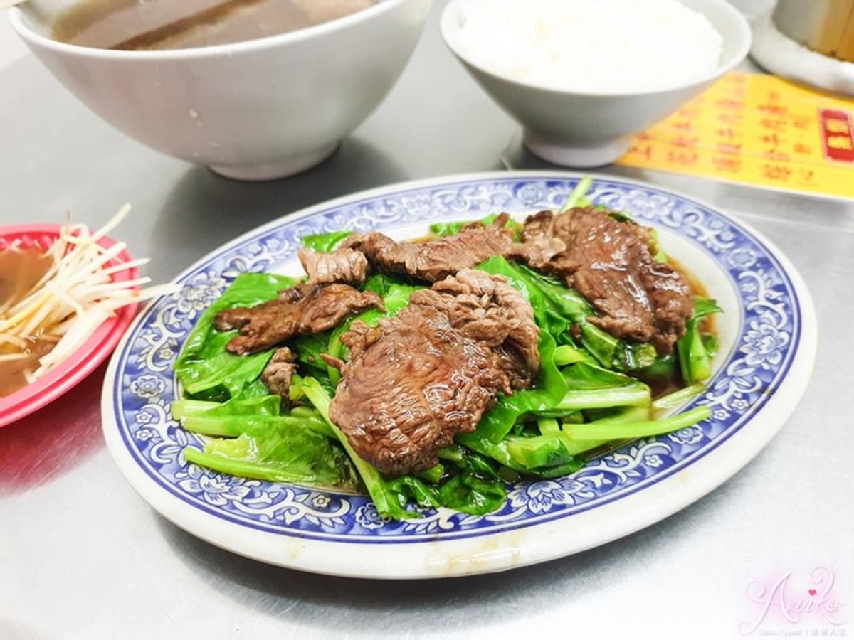 台南宵夜首選！「超人氣牛肉湯」大骨慢熬８小時，溫體牛搭豆瓣醬更對味
