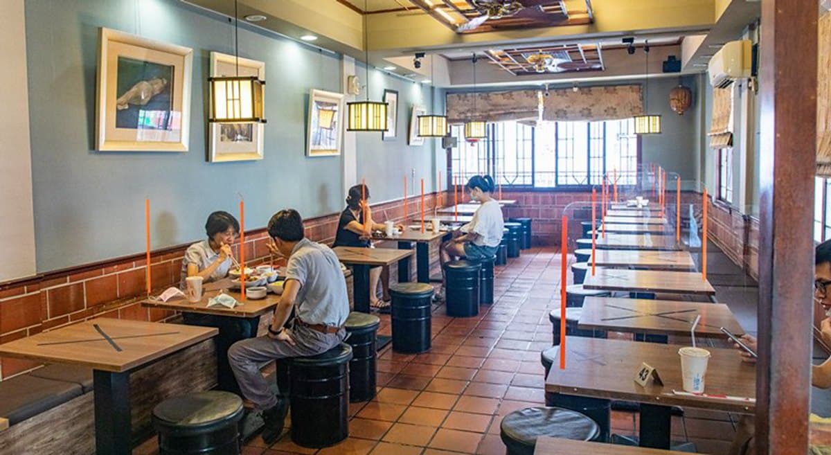 冬天必吃！台中「古早味餐廳」常客最愛滿料大塊麻油雞，厚切封肉軟嫩不乾柴