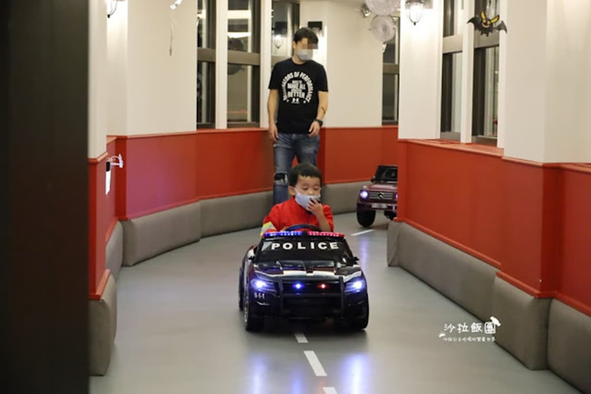 放電首選！宜蘭親子飯店爽玩「350坪遊戲區」，先衝小汽車賽道、挑高溜滑梯