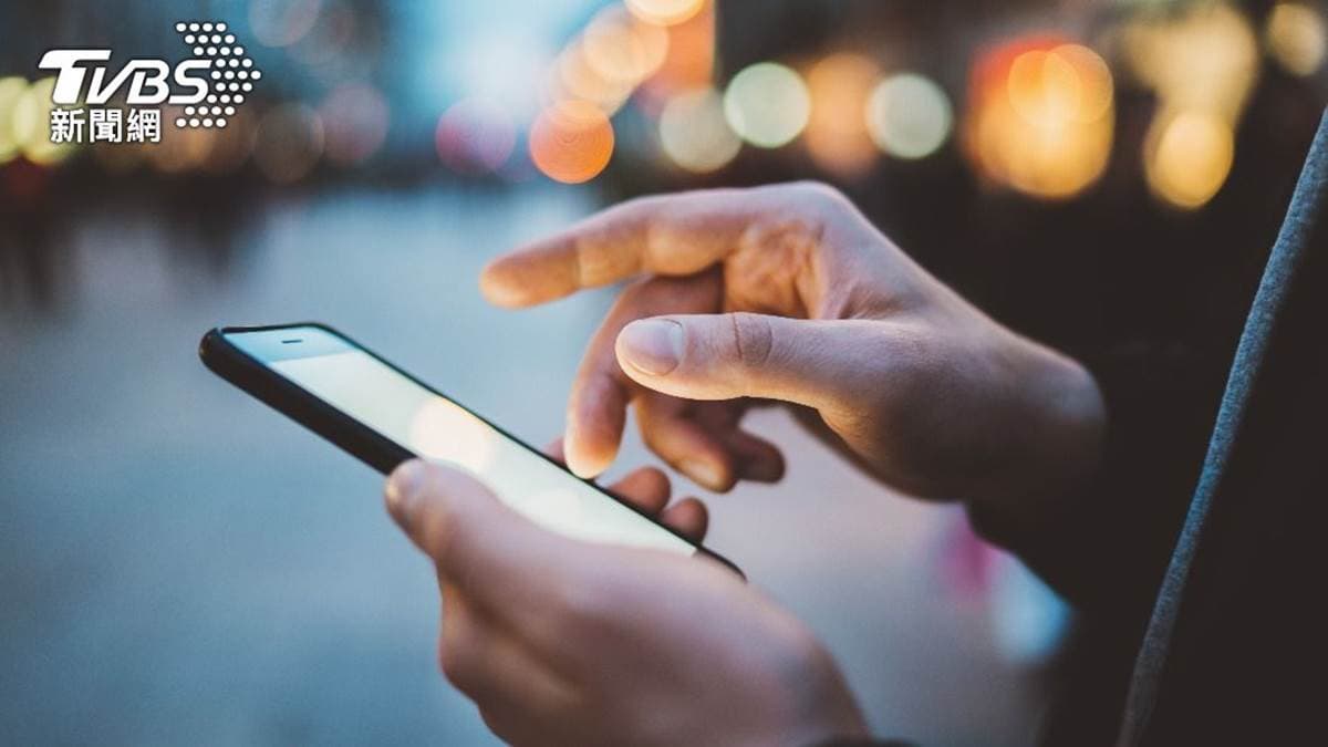 IG也中標！iPhone用戶躺或坐「臉書都知道」，避監測改用１招滑手機