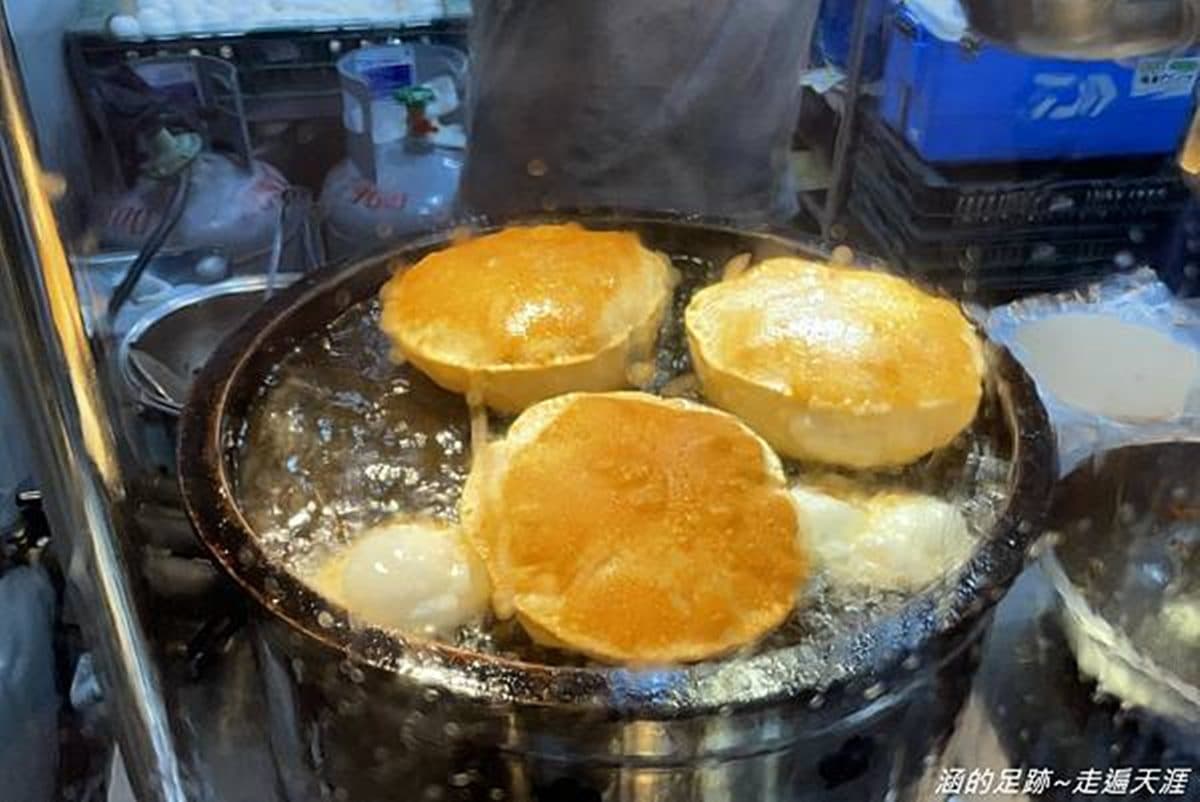 想吃先排隊！北投「炸蛋蔥油餅」製作過程超吸睛，「吹氣球」餅皮軟Q又扎實