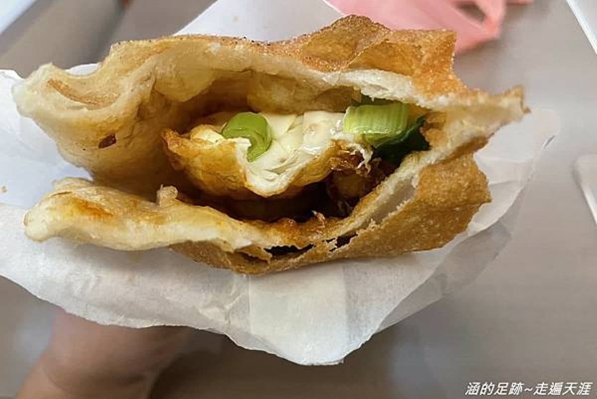 想吃先排隊！北投「炸蛋蔥油餅」製作過程超吸睛，「吹氣球」餅皮軟Q又扎實