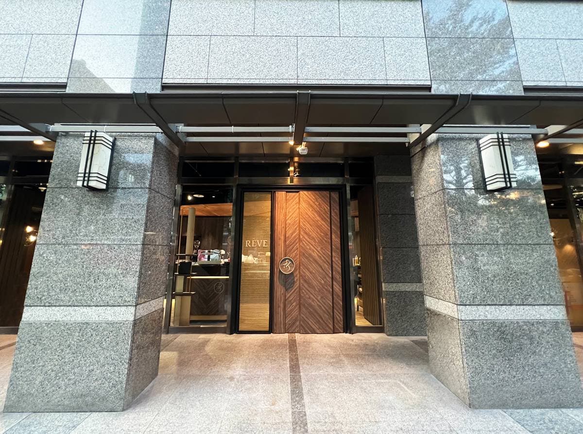 對中「這５字」最狂全單免費！黑浮咖啡進駐日系飯店，加碼免費送松露薄餅