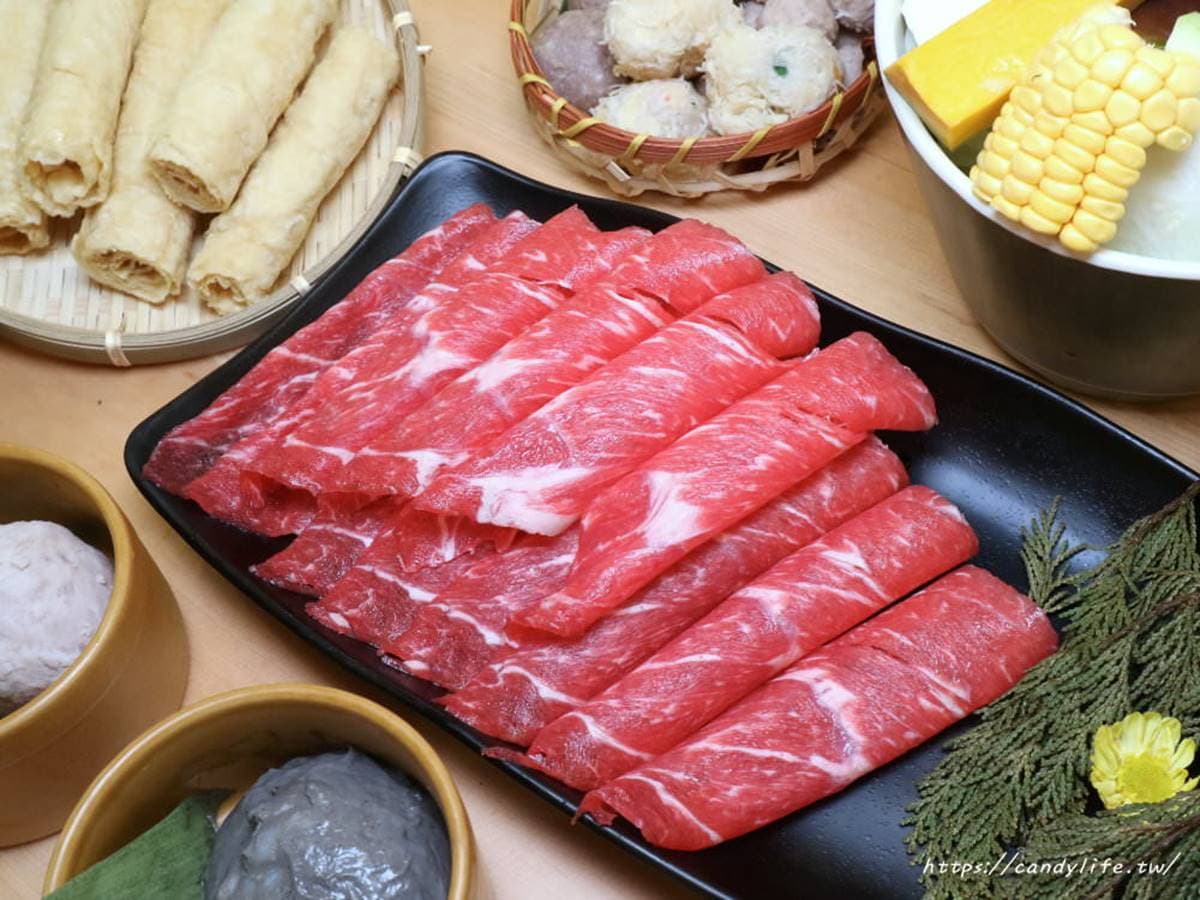 想吃先訂位！台中復古鍋物必點香濃「蒜頭蛤蜊雞」，棒球貢丸一咬就噴汁