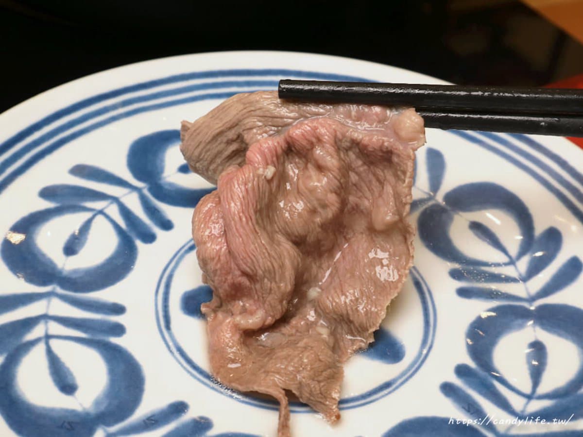 想吃先訂位！台中復古鍋物必點香濃「蒜頭蛤蜊雞」，棒球貢丸一咬就噴汁