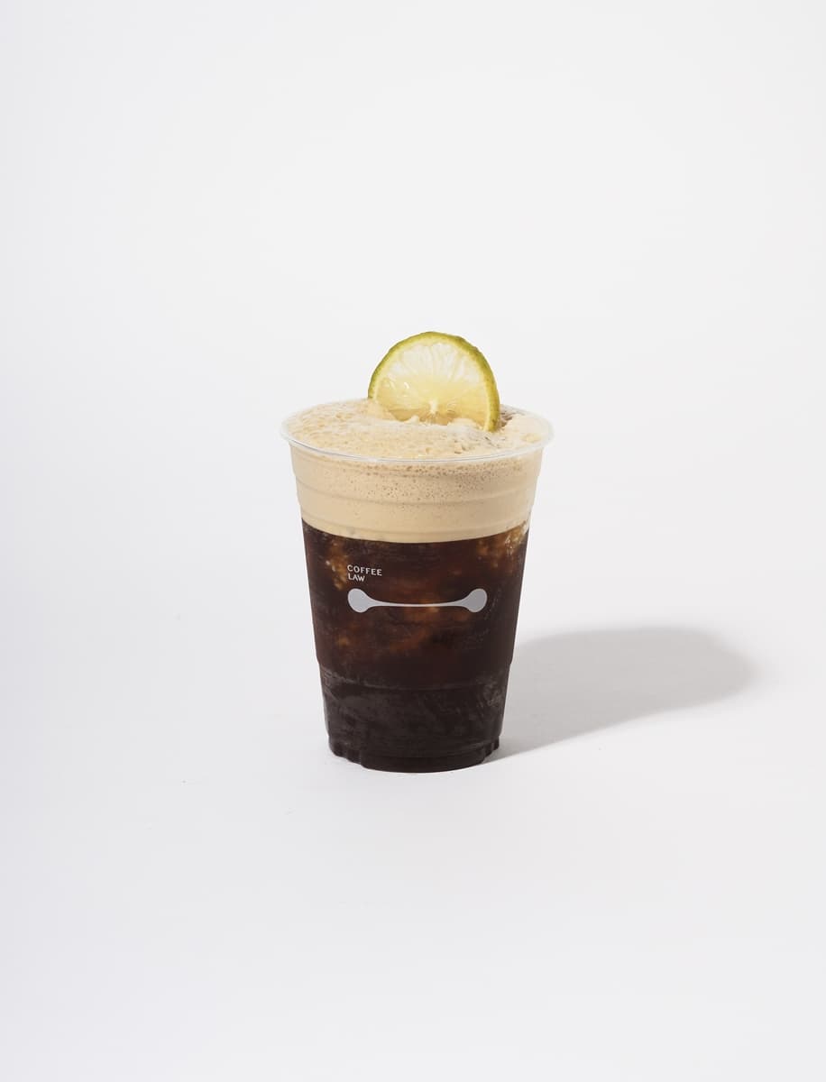台北最好喝西西里在這！「COFFEE LAW」東區概念店新開幕，絕美綠山丘搶拍