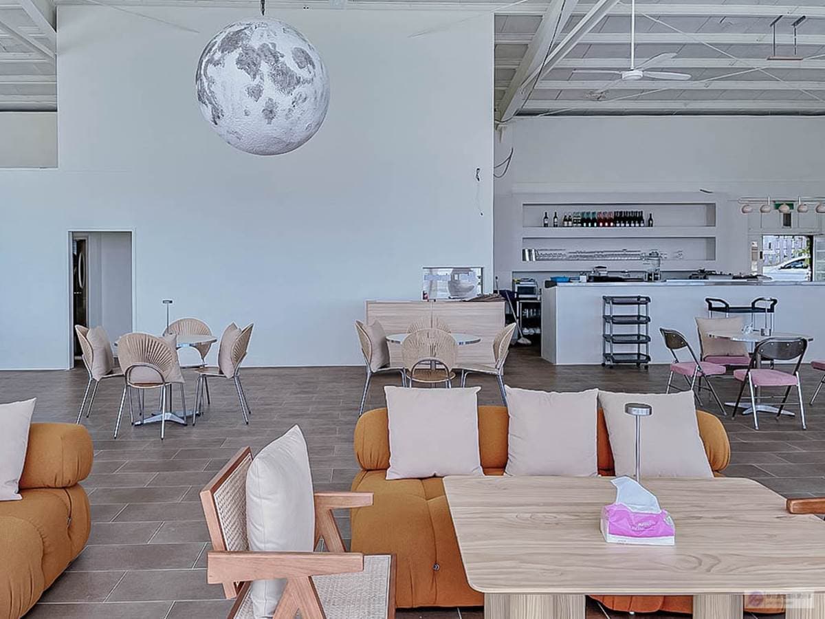 【新開店】先搶圓形座位區！桃園純白餐廳賞落地大窗景，必喝夢幻藍色珊瑚礁