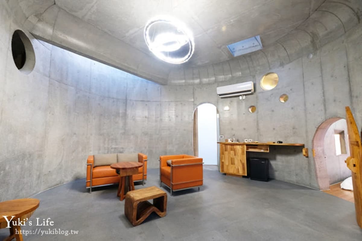 網美必住！墾丁「清水模民宿」打卡絕美窗景，祕密通道直達海灘賞夕陽