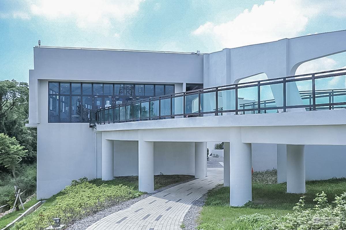 藏身最美水資源中心！桃園「無招牌咖啡廳」打卡絕美山景，必點爆料潛艇堡