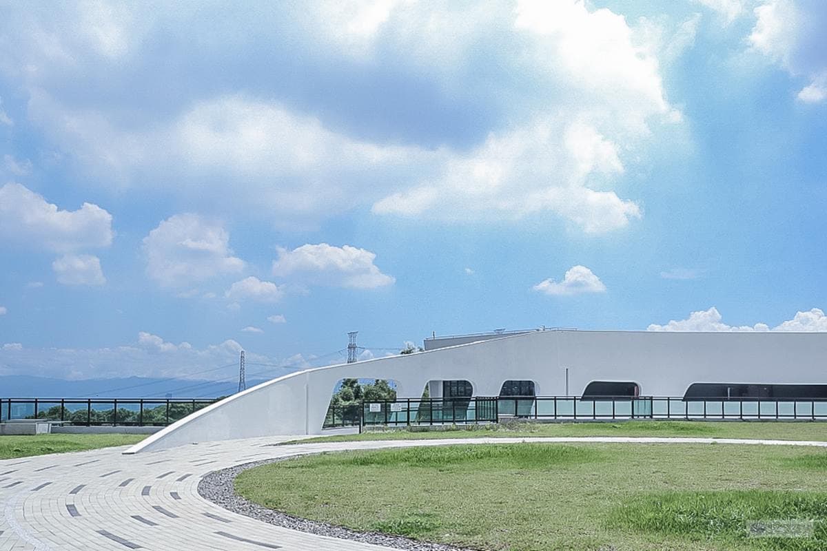 藏身最美水資源中心！桃園「無招牌咖啡廳」打卡絕美山景，必點爆料潛艇堡