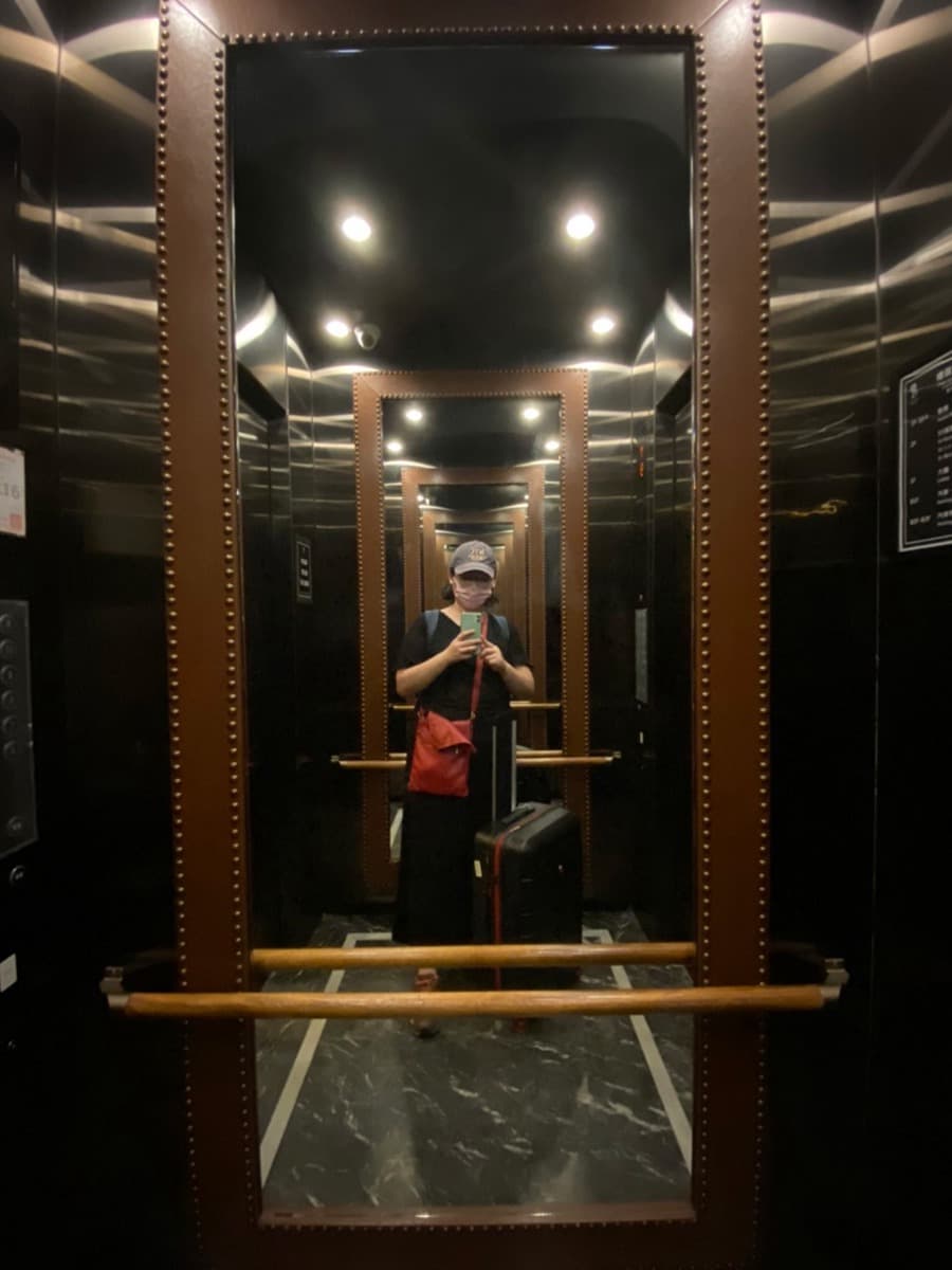 住進愛麗絲夢遊仙境！台北「奇幻風飯店」打卡巨兔地標，海洋彩繪房型超吸睛
