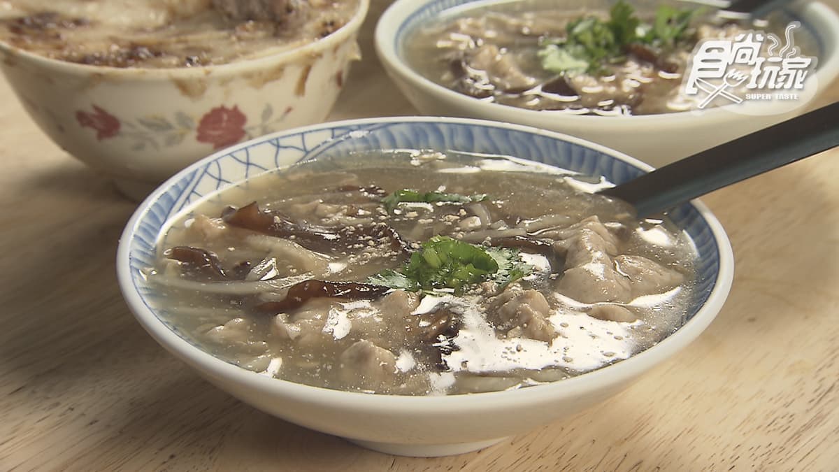 酸甜的肉羹是碗粿的最佳搭檔。
