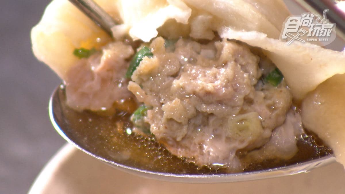 小籠包裡面有肉汁，吃的時候要小心爆汁出來。