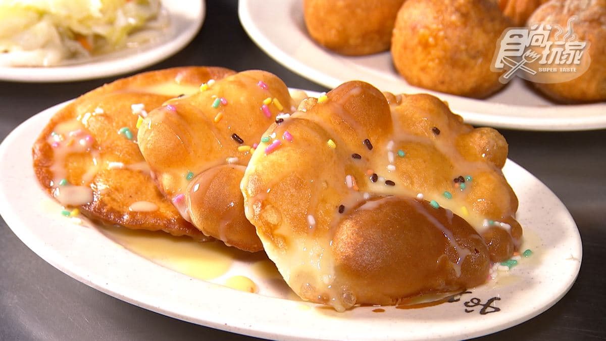 「煉乳酥皮燒」剛炸好起鍋的酥皮搭配著煉乳有一種戀愛的感覺。