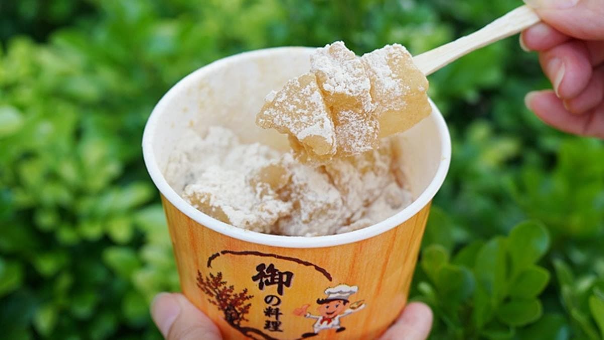 微透明的涼粉看起來很軟Ｑ，撒上麵茶粉真的超好吃。（圖片來源：PEKO の Simple Life）
