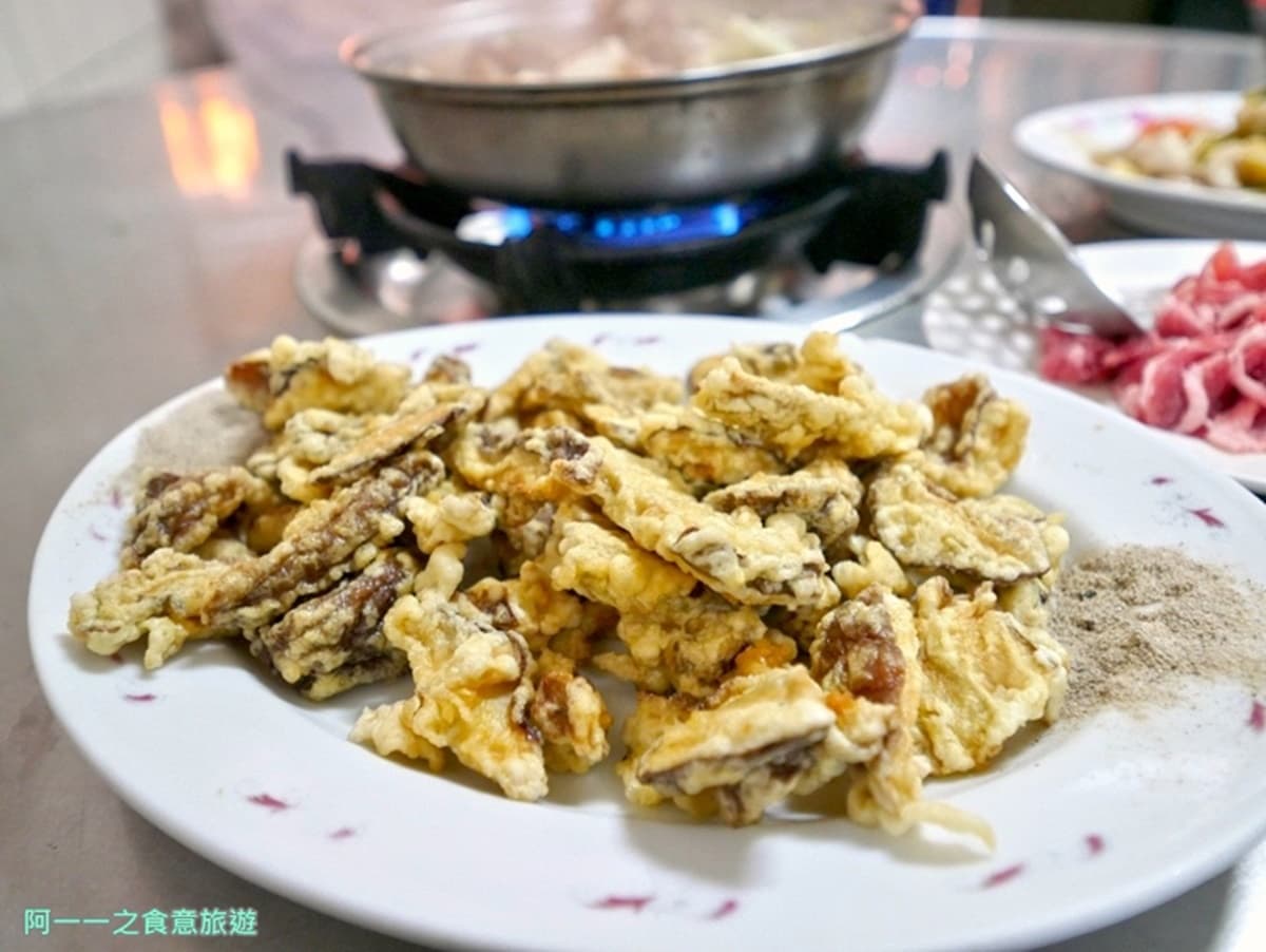 泡完湯必吃！台東知本「排隊羊肉爐」湯頭超鮮美，再搭唰嘴羊肉炒麵更滿足
