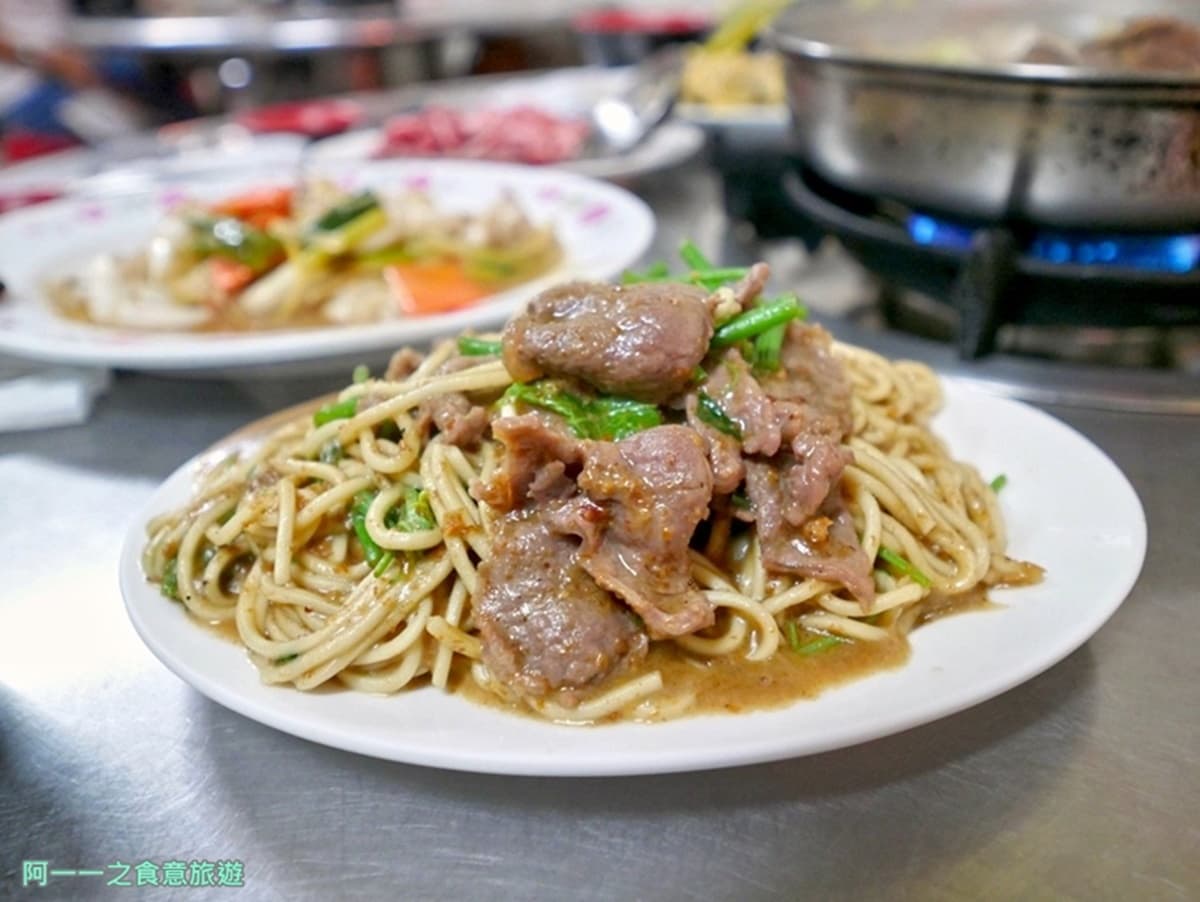 泡完湯必吃!台東知本「排隊羊肉爐」湯頭超鮮美,再搭唰嘴羊肉炒麵更滿足 泡完湯必吃!台東知本「排隊羊肉爐」湯頭超鮮美,再搭唰嘴羊肉炒麵更滿足