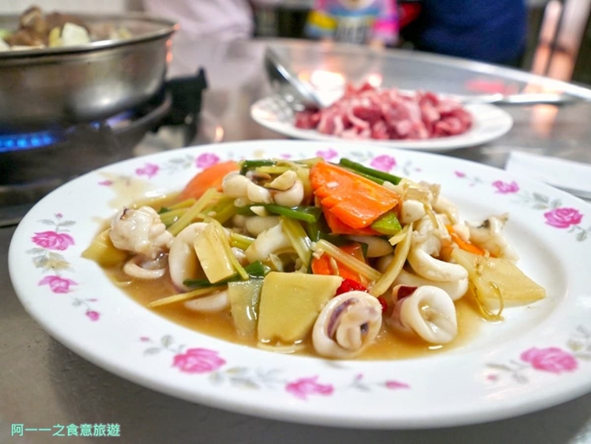 泡完湯必吃！台東知本「排隊羊肉爐」湯頭超鮮美，再搭唰嘴羊肉炒麵更滿足
