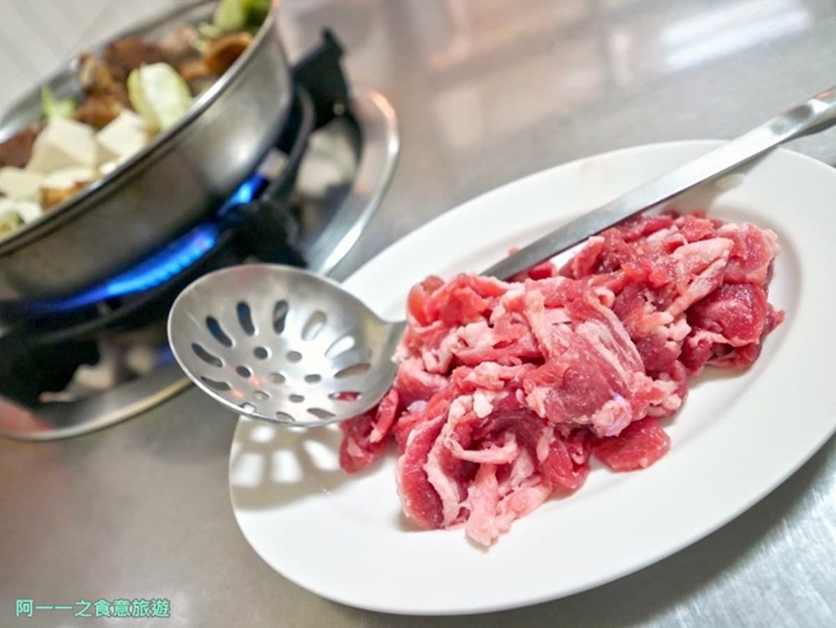 泡完湯必吃！台東知本「排隊羊肉爐」湯頭超鮮美，再搭唰嘴羊肉炒麵更滿足