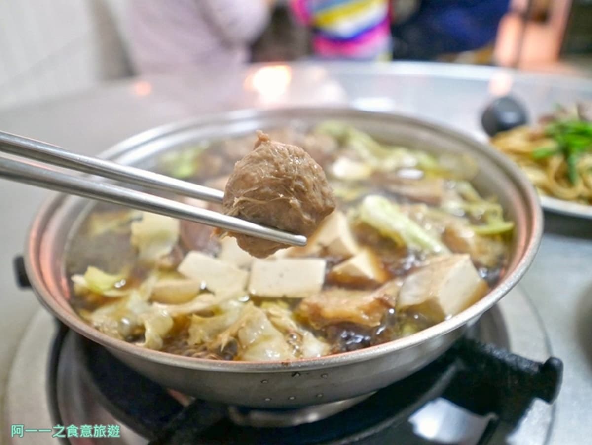 泡完湯必吃！台東知本「排隊羊肉爐」湯頭超鮮美，再搭唰嘴羊肉炒麵更滿足