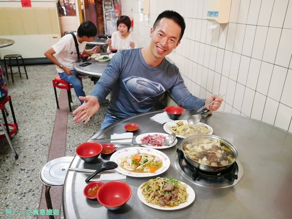 泡完湯必吃！台東知本「排隊羊肉爐」湯頭超鮮美，再搭唰嘴羊肉炒麵更滿足