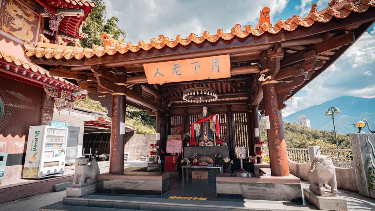 「日月潭龍鳳宮」有超靈驗月老，可求好姻緣。（圖片來源：微笑娃生活旅行 ）