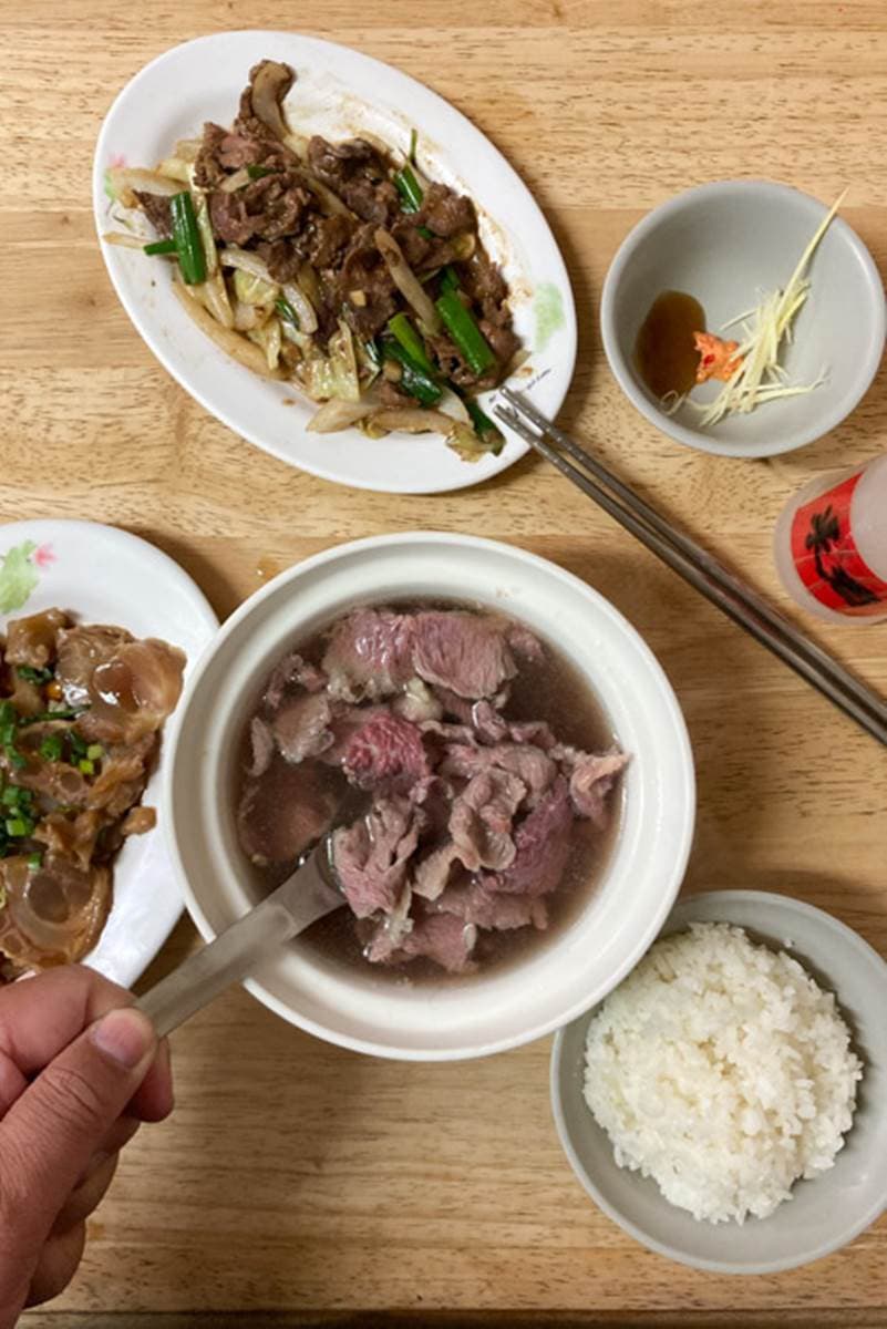 在地人才知道！台南20年「牛肉湯」先搶限量五花肉，嗜辣者必搭「強力椒」