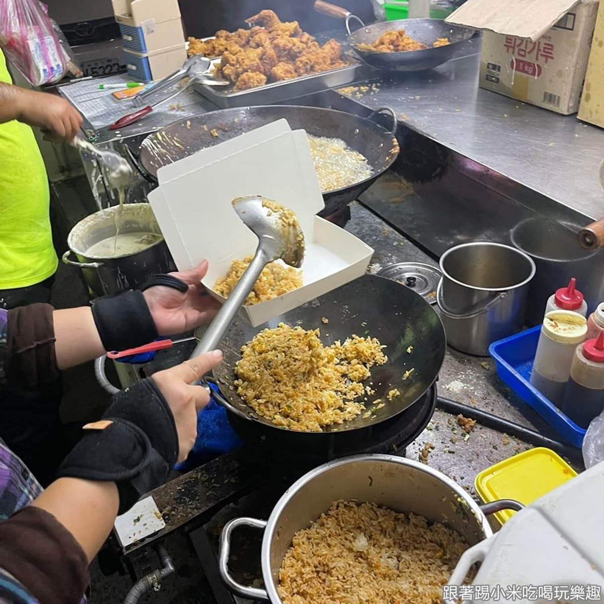 想吃追粉專！幽靈餐車大分量「炸雞炒飯」滿到蓋不起來，先搶隱藏版口味