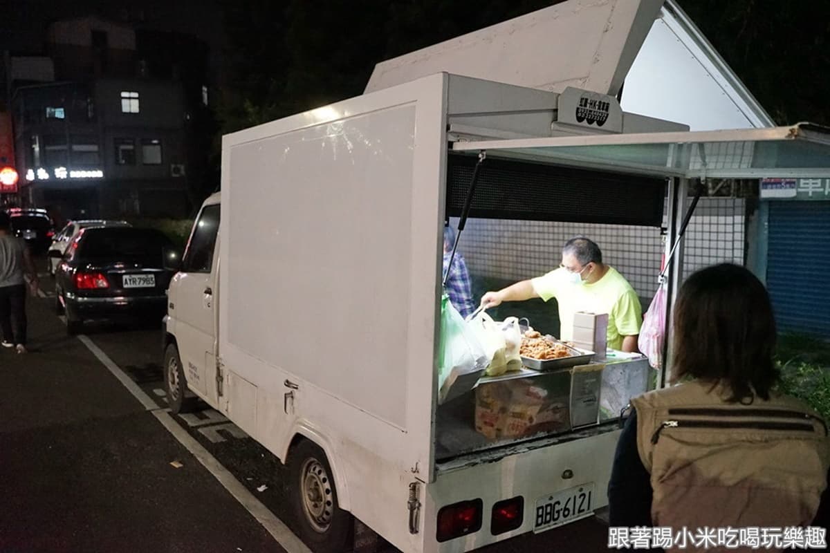 想吃追粉專！幽靈餐車大分量「炸雞炒飯」滿到蓋不起來，先搶隱藏版口味