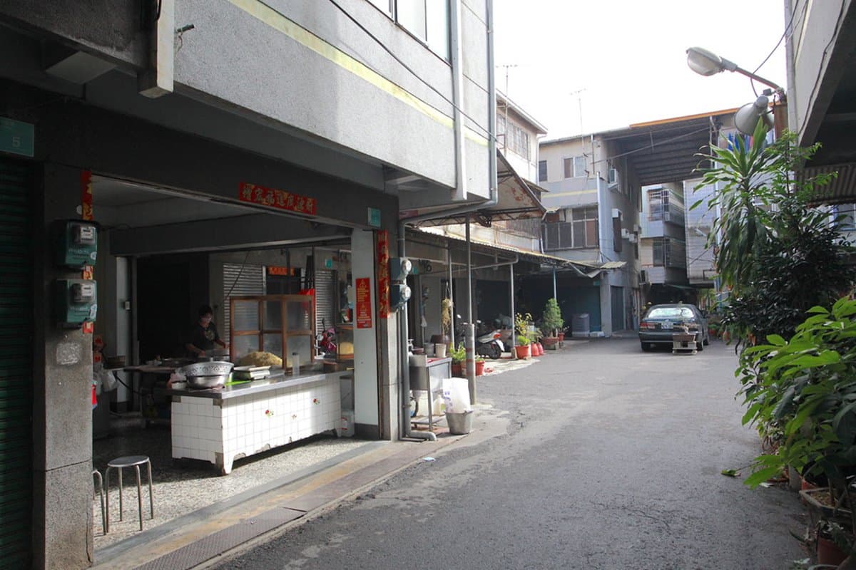 飄香超過60年！台南老麵店「爆量豆芽菜＋手工意麵」超浮誇，必搭特製蒜香醬