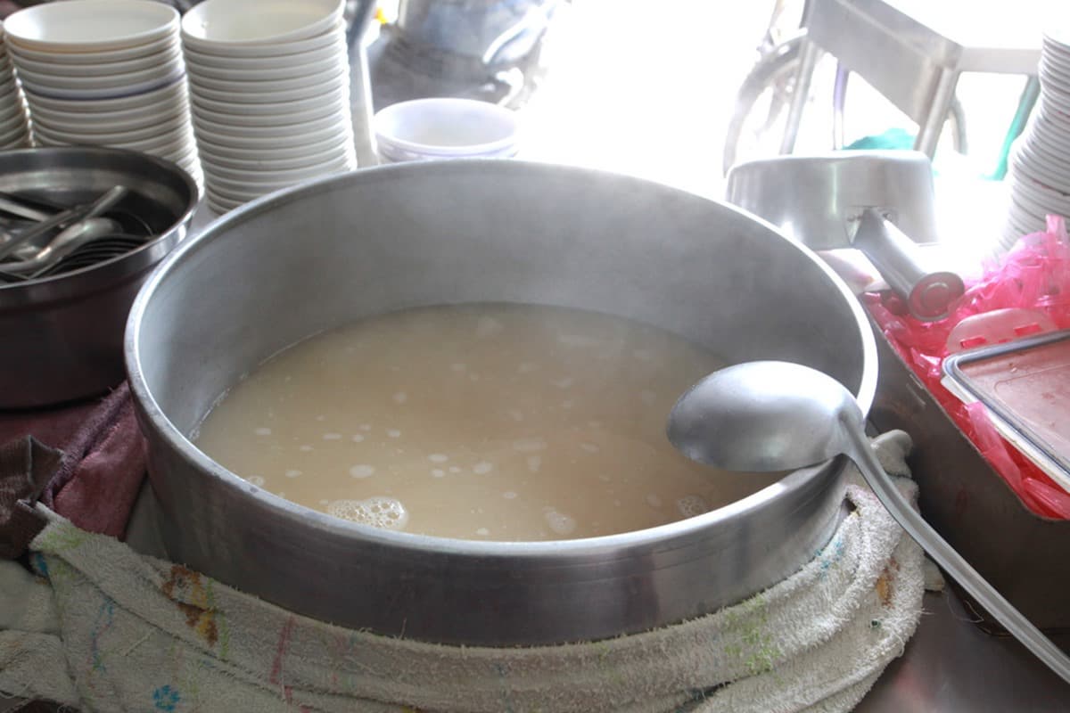 飄香超過60年！台南老麵店「爆量豆芽菜＋手工意麵」超浮誇，必搭特製蒜香醬