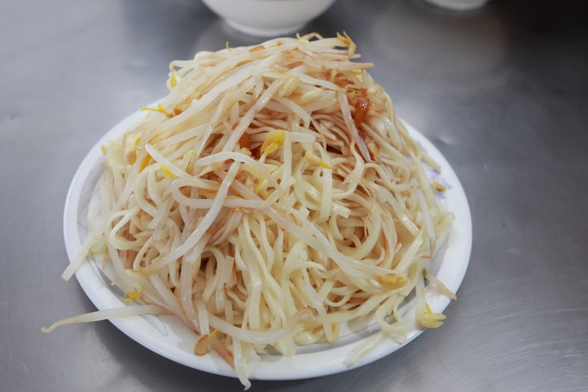 飄香超過60年！台南老麵店「爆量豆芽菜＋手工意麵」超浮誇，必搭特製蒜香醬