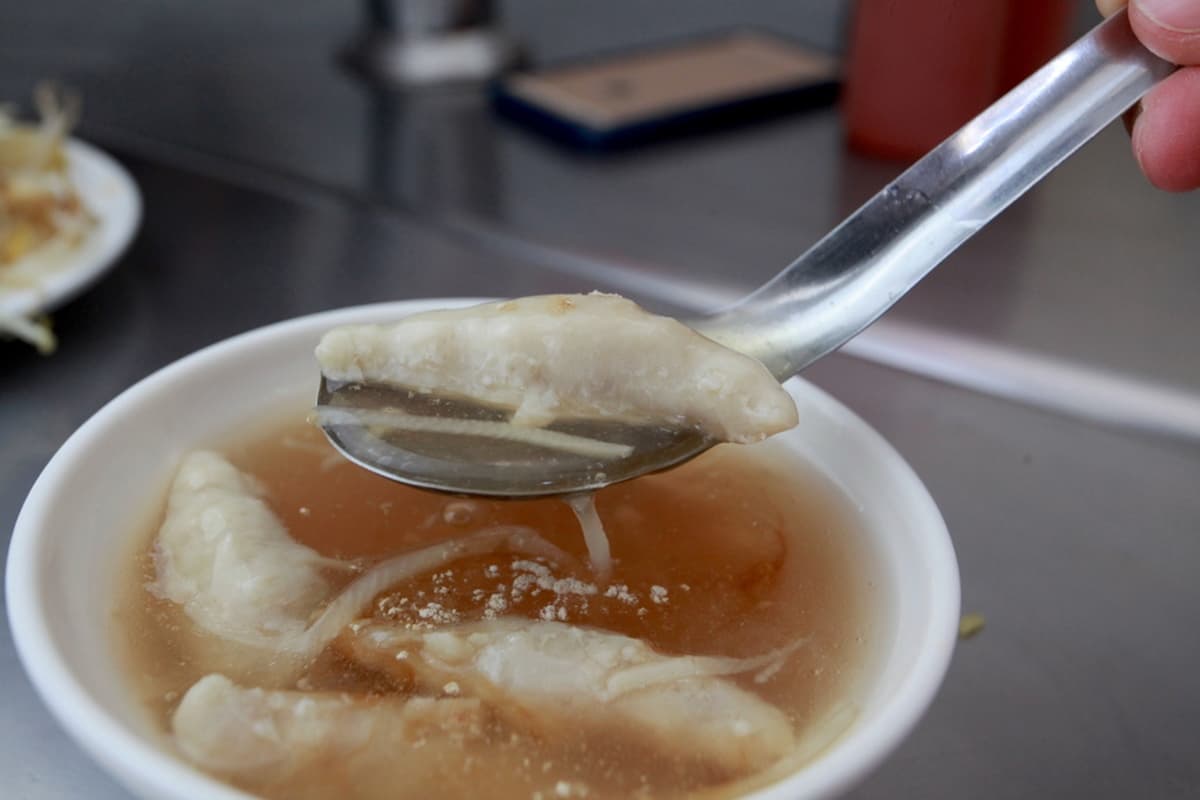 飄香超過60年！台南老麵店「爆量豆芽菜＋手工意麵」超浮誇，必搭特製蒜香醬