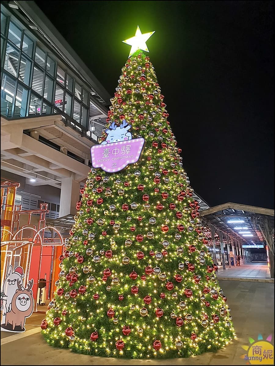 耶誕必衝！台中車站打卡巨型鐵鹿公仔，爽逛限定快閃店、美拍超萌貼圖背板