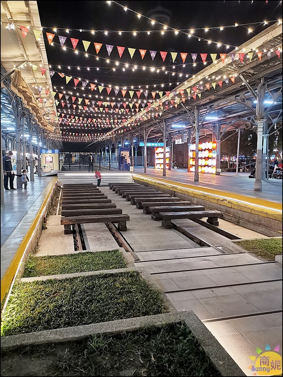 耶誕必衝！台中車站打卡巨型鐵鹿公仔，爽逛限定快閃店、美拍超萌貼圖背板