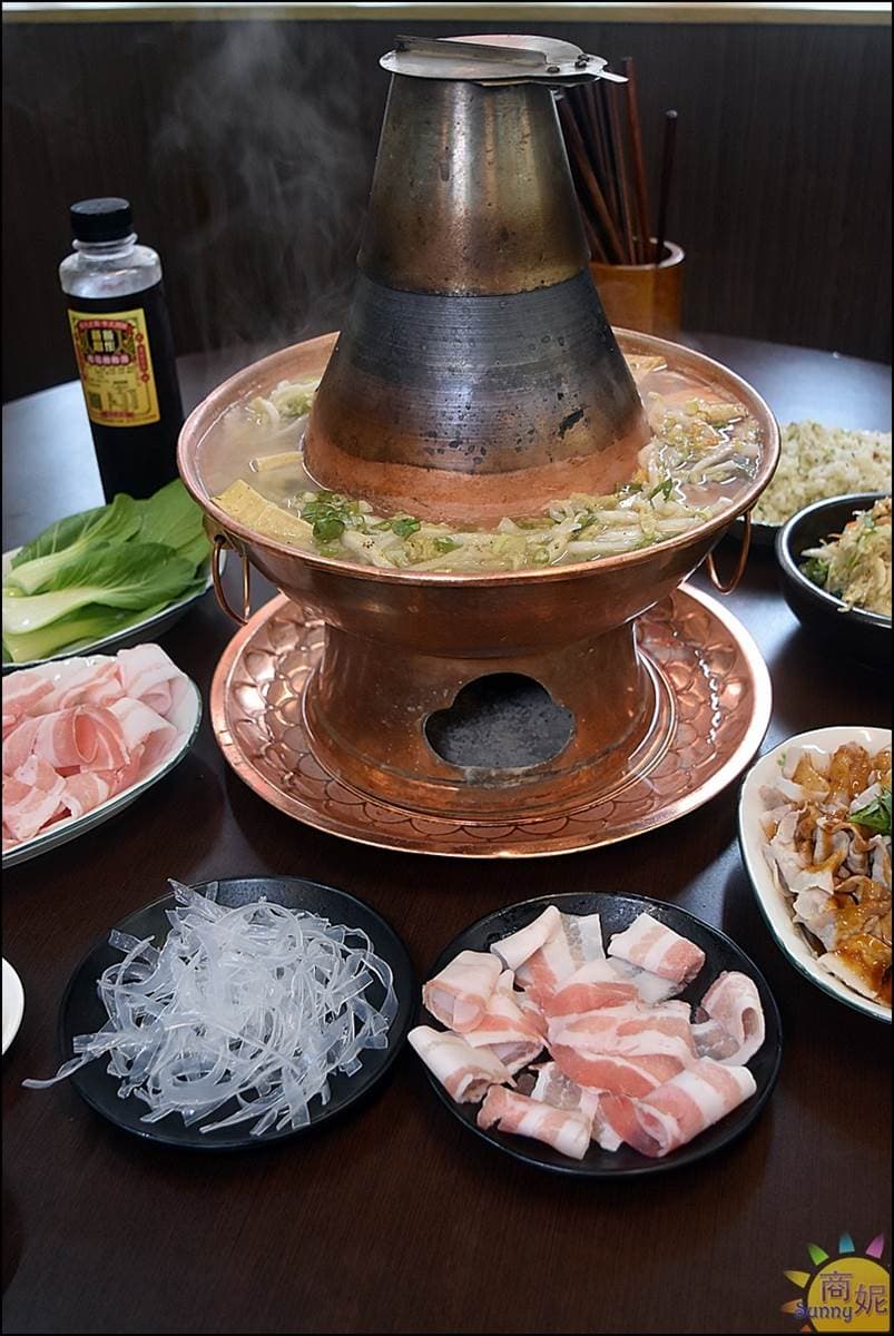 天冷聚餐超有FU！台中「酸菜白肉紅銅鍋」用炭火加熱，隱藏版豆酥鮮蚵超下飯