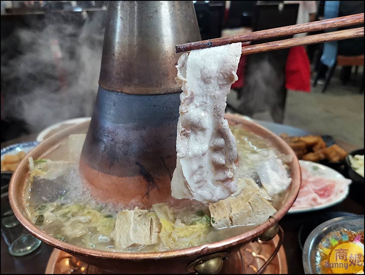 天冷聚餐超有FU！台中「酸菜白肉紅銅鍋」用炭火加熱，隱藏版豆酥鮮蚵超下飯